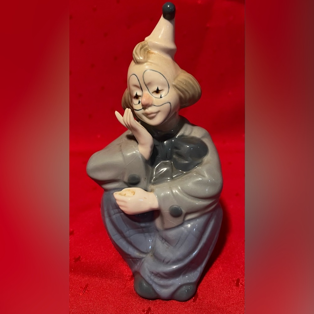 Vintage Porcelain Sitting Clown Figurine Porcelana De Cuernavaca Mexico.